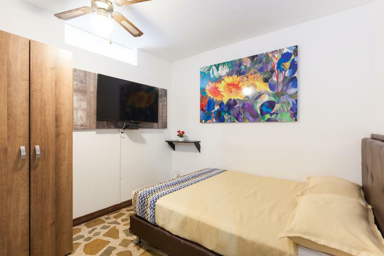 Apartamentos Amoblados Jg De La 70 Medellín Kültér fotó